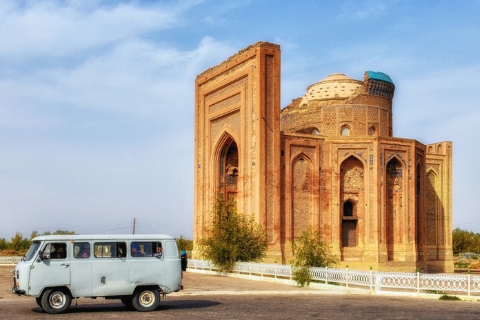 Au Turkménistan, le mausolée Torebeg Hanym au coeur de la cité Konye Urgench, classé au patrimoine mondial de l'UNESCO, @depositphotos/atosan