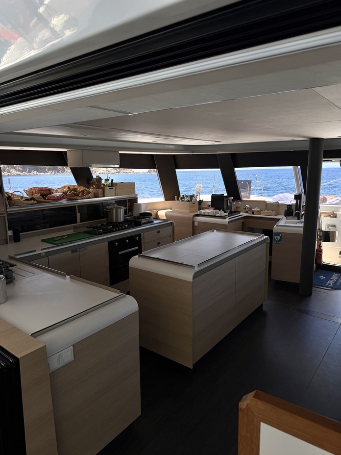 La cuisine professionnelle de l'Orion, ouverte sur la mer et entièrement équipée. C'est depuis cet espace central que Maël, le chef cuisinier, prépare l'ensemble des repas. Photo PV