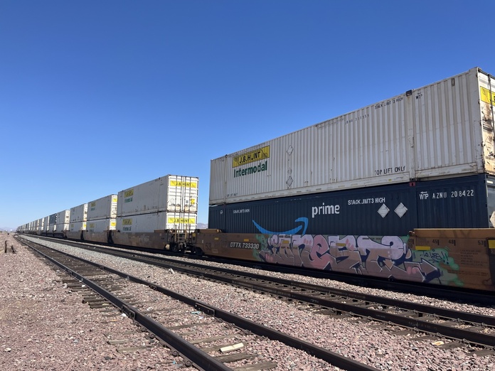 Toutes les 12 minutes, un train interminable passe encore à la gare de Kingman - Photo : PB Toutes les 12 minutes, un train interminable passe encore à la gare de Kingman - Photo : PB