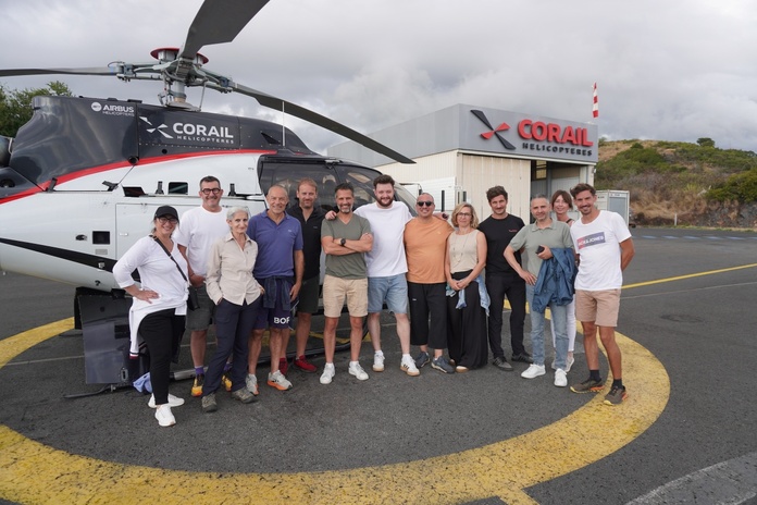 les participants à l’éductour « voyage des décideurs de l’Occitanie » et leurs hôtes, posent devant un des hélicoptères « Air Corail » affrété par Terres Métisses pour un déjeuner inoubliable dans le cique de Cilaos. Photo : C.Hardin