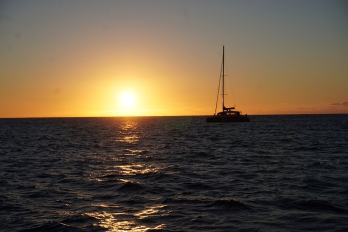Sur le lagon, le coucher de soleil à bord d’un Catamaran. Photo : .Hardin Sur le lagon, le coucher de soleil à bord d’un Catamaran. Photo : .Hardin