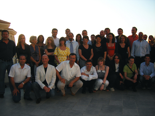 Autour de F. Knani (debout au centre en noir) directrice de l'OT Tunisie en France et de S. Chiboub (en chemise blanche avec cravate), directeur du Tabarka Beach, une partie des équipes qui ont organisé ce week-end (Marmara France et Tunisie, groupe NRJ