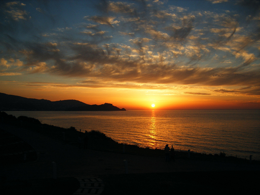 Sur la baie de Tabarka, face au soleil couchant, le Tabarka Beach dispose d'un panaroma unique avec vue imprenable sur l'île et le fort gênois qui la domine Sur la baie de Tabarka, face au soleil couchant, le Tabarka Beach dispose d'un panaroma unique avec vue imprenable sur l'île et le fort gênois qui la domine