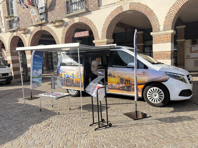 Salaün Holidays teste une agence de voyages mobile sur les marchés - Photo : Salaün Holidays Salaün Holidays teste une agence de voyages mobile sur les marchés - Photo : Salaün Holidays