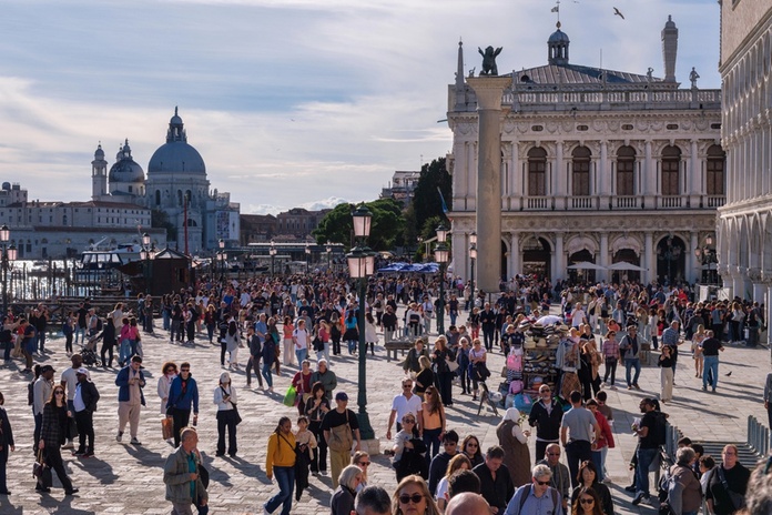 Les chiffres de l’OCDE démontre un niveau record de 847 millions en 2025 des arrivées de touristes internationaux dans ses pays membres, en hausse de 3,4 % après une forte progression en 2024. @depositphotos/marcbruxelle