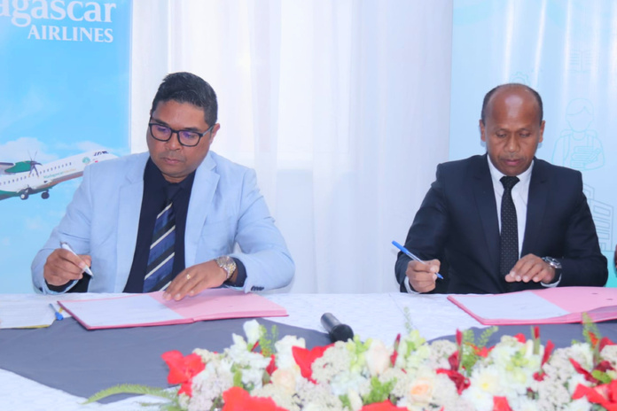 Le METFP et Madagascar Airlines s'associent, Signature MD-METFP, photo by Madagascar Airlines Le METFP et Madagascar Airlines s'associent, Signature MD-METFP, photo by Madagascar Airlines