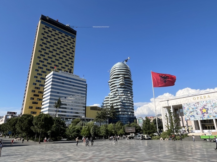À Tirana, l'immeuble Tirana's Rock dessine le visage du héros national Skanderbeg - Photo JFR À Tirana, l'immeuble Tirana's Rock dessine le visage du héros national Skanderbeg - Photo JFR