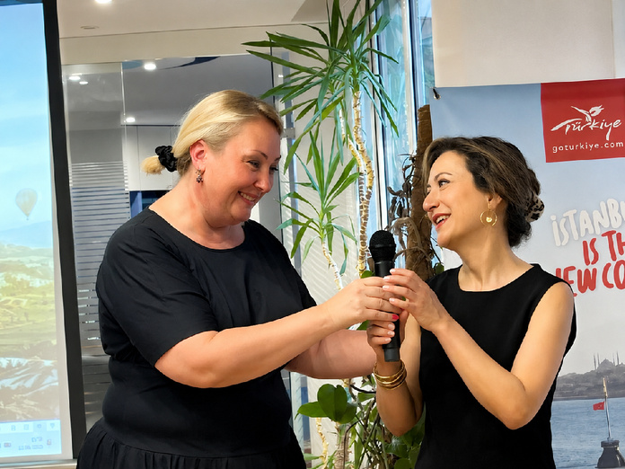 En juillet, Burcu Ozdemir (à d.) a succédé à Fatos Ozsoy (à g.) à la tête du Service de la Culture et de l’Information auprès de l’Ambassade de Türkiye à Paris - Photo PB
