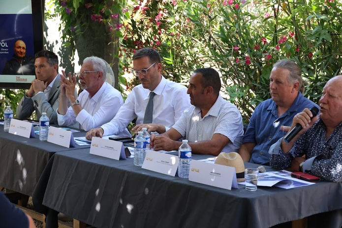 Le 1er juillet dernier, le Préfet du Var, Simon Babre, le Président du Conseil Départemental du Var, Jean-Louis Masson, le Président de la Chambre d'Agriculture du Var, Sylvain Audemard, et le Président de Var Tourisme, Guillaume Decard, ont présenté le premier Guide d'accompagnement des projets agritouristiques dans le Var- Photo : Var Tourisme