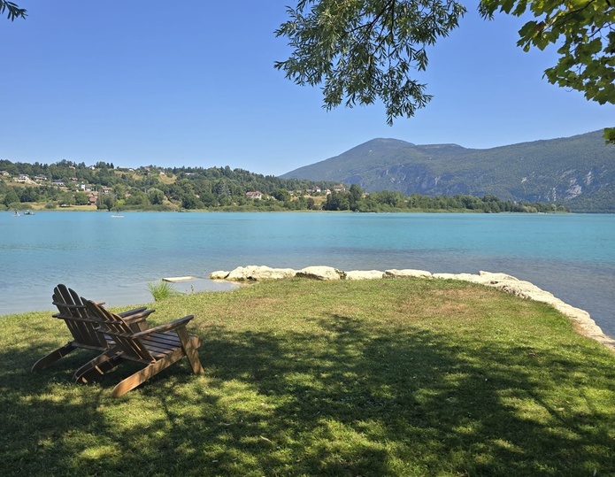 Vue sur le lac d'Aiguebelette depuis le Domaine du Lac - Photo CE Vue sur le lac d'Aiguebelette depuis le Domaine du Lac - Photo CE