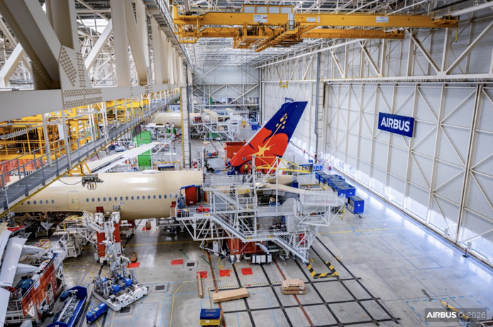 La dérive du premier A350-900 d’Aircalin, peinte aux nouvelles couleurs de la compagnie à la station 40 de la FAL Airbus à Toulouse-Blagnac - Photo : Airbus/Aircalin
