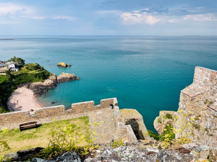 La tres belle vue depuis le château du Mont Orgueil. Au loin les côtes françaises.Photo : .Hardin La tres belle vue depuis le château du Mont Orgueil. Au loin les côtes françaises.Photo : .Hardin