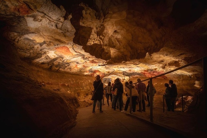 A Lascaux IV, dans la salle des taureaux - Photo : Dan Courtice A Lascaux IV, dans la salle des taureaux - Photo : Dan Courtice