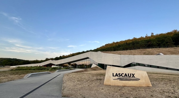 Pour abriter Lascaux IV, le cabinet d'architecture norvégien Snøhetta a conçu un bâtiment-paysage au pied de la colline où se cache la grotte originale - Photo : PB Pour abriter Lascaux IV, le cabinet d'architecture norvégien Snøhetta a conçu un bâtiment-paysage au pied de la colline où se cache la grotte originale - Photo : PB
