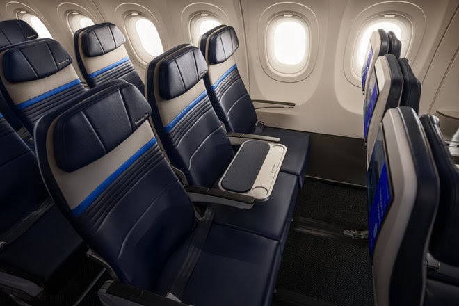 Les 50 nouveaux Airbus A321XLR de United seront équipés d'une rangée spéciale de sièges Economy Plus avec le siège central laissé libre, transformé en espace partagé grâce à une grande tablette sur-mesure - Photo : United Airlines