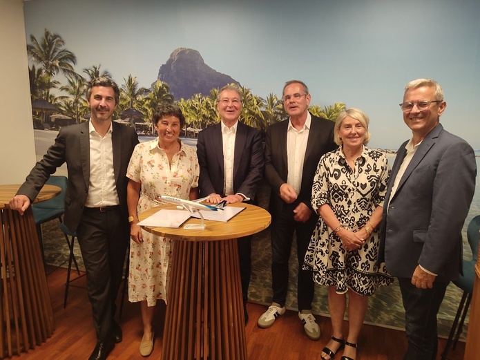 Les équipes du SETO et de Corsair lors de la signature de la charte  - photo LinkedIn