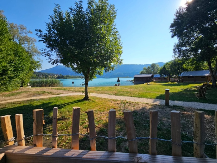 La vue sur la plage du Domaine du Lac tôt le matin depuis la terrasse d'une tente Bois & Toile - Photo CE