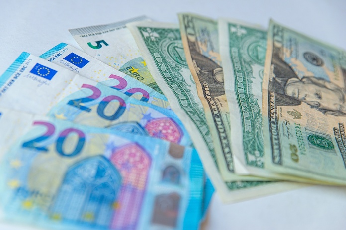 L'euro contre dollar se situe autour de 1,1440, en légère hausse sur la semaine, après avoir atteint son meilleur niveau depuis le 19 juin - Depositphotos.com, LeleMezzadri L'euro contre dollar se situe autour de 1,1440, en légère hausse sur la semaine, après avoir atteint son meilleur niveau depuis le 19 juin - Depositphotos.com, LeleMezzadri