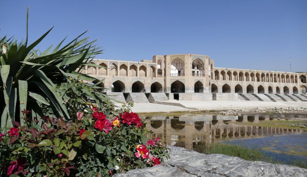 Bien qu’il enjambe une rivière quasiment à sec en été, le fameux pont aux 33 arches d’Ispahan déploie toute sa majesté d’une rive à l’autre - Photo Bernard Moulin Bien qu’il enjambe une rivière quasiment à sec en été, le fameux pont aux 33 arches d’Ispahan déploie toute sa majesté d’une rive à l’autre - Photo Bernard Moulin