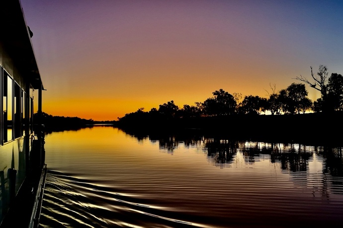 Dernières lumières sur la Thomson River, au fil de l’eau avec Outback Aussie Tours. Photo : © Sébastien Cros / WeTravelAustralia™
