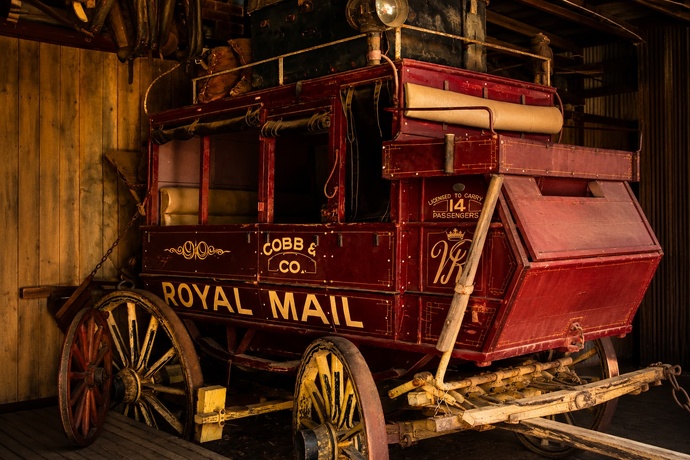À Longreach, les anciennes diligences de Cobb & Co racontent une époque où le courrier, les voyageurs et les nouvelles traversaient l’Outback au rythme des chevaux, bien avant les routes et les avions.© Sébastien Cros / WeTravelAustralia™
