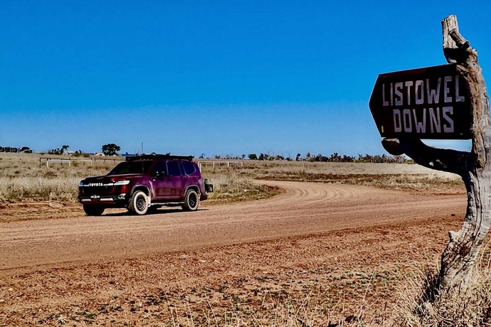 Sur les pistes de l’Outback Queensland, quelque part entre l’horizon et la prochaine étape.© Sébastien Cros / WeTravelAustralia™