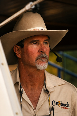 Mick Clarke à la barre, sur la Thomson River au couchant, Longreach. Photo : © Sébastien Cros / WeTravelAustralia™