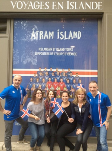 La vitrine de l'agence Island Tours affiche la photo officielle de l'équipe d'Islande de football - Photo : Island Tours