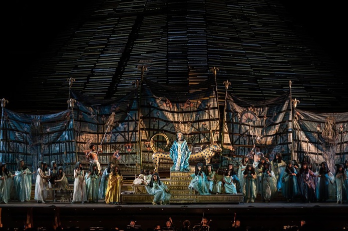 Toujours pour Aida, des costumes chatoyants © Heads Collective
