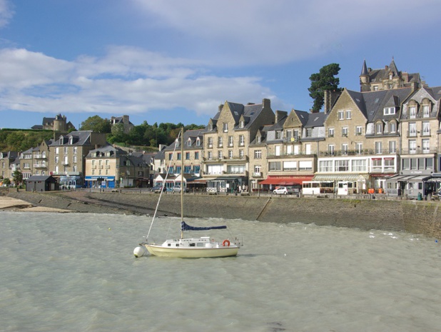 A l’image de tous les ports bretons, la perle huîtrière de la Côte d’Emeraude encaisse les coups de sang de la mer sans broncher, derrière son granit imputrescible - DR : J.-F.R.