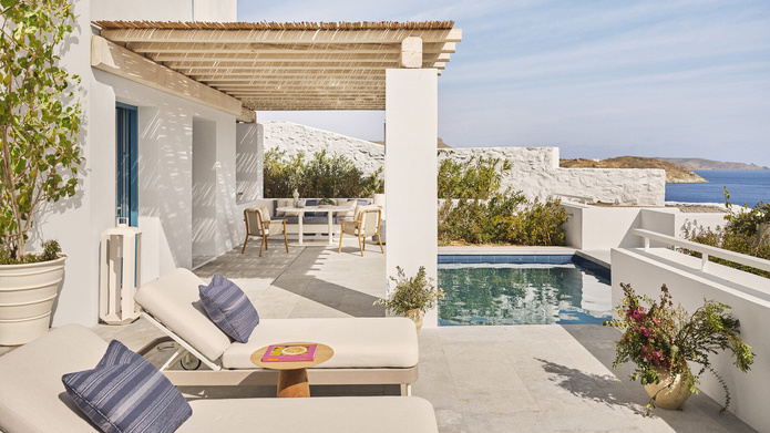 Le Four Seasons Hotel Mykonos est installé au-dessus de la baie de Kalo Livadi, sur six hectares à flanc de falaise - Photo : Four Seasons
