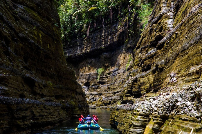 Rafting dans les gorges de la rivière Navua - Photo : Tourism Fiji Rafting dans les gorges de la rivière Navua - Photo : Tourism Fiji
