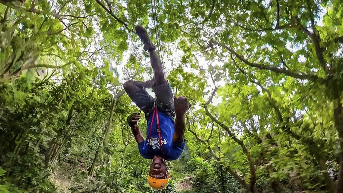 Voyage dans la canopée en tyrolienne - Photo : Brook Sabin pour Tourism Fiji Voyage dans la canopée en tyrolienne - Photo : Brook Sabin pour Tourism Fiji