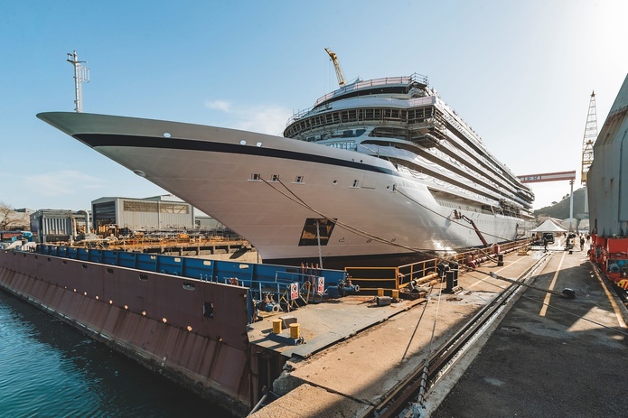 Le 4 décembre verra entrer simultanément en service le plus grand et l’un des plus innovants navires de notre sélection, MSC World Asia et Viking Libra (photo) @Fincantieri
