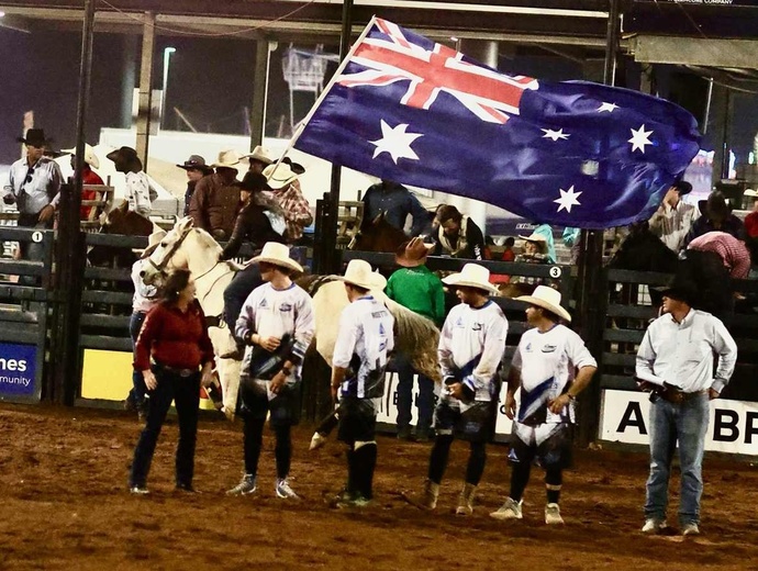 Le grand drapeau australien dans l’arène, de nuit - Photo : Sébastien Cros / WeTravelAustralia Le grand drapeau australien dans l’arène, de nuit - Photo : Sébastien Cros / WeTravelAustralia