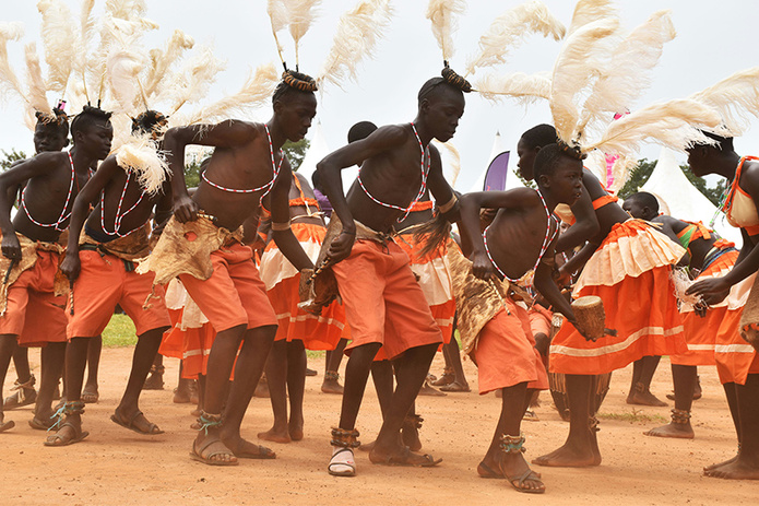 Tribu Ouganda - © Unsplash - Roman Derrick Okello