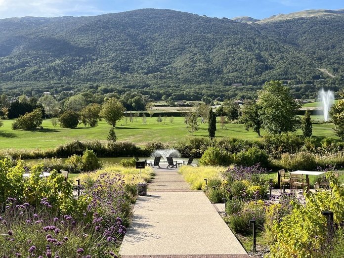 Le parc du Jiva Hill s'étend au pied des monts du Jura - Photo :  PB