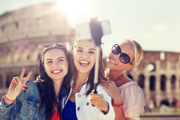 Séduire ces voyageuses qui veulent partir seules sans pour autant voyager seules implique de repenser l’hébergement, la taille des groupes, les activités, la mise en relation avant le départ… et jusqu’à la conception des produits. @depositphotos/Syda_Productions