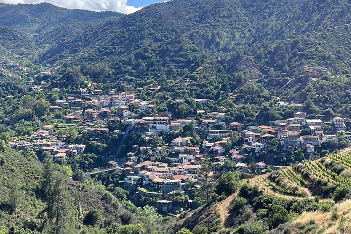 Village viticole et vignes en terrasses dans le massif du Troodos, Chypre © Creative Tours Cyprus