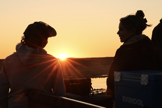 Sur la route, au coucher du soleil : au fil des rencontres, les femmes de l’Outback ont fini par changer ma manière de regarder ce territoire - Photo : Sébastien Cros, WeTravelAustralia