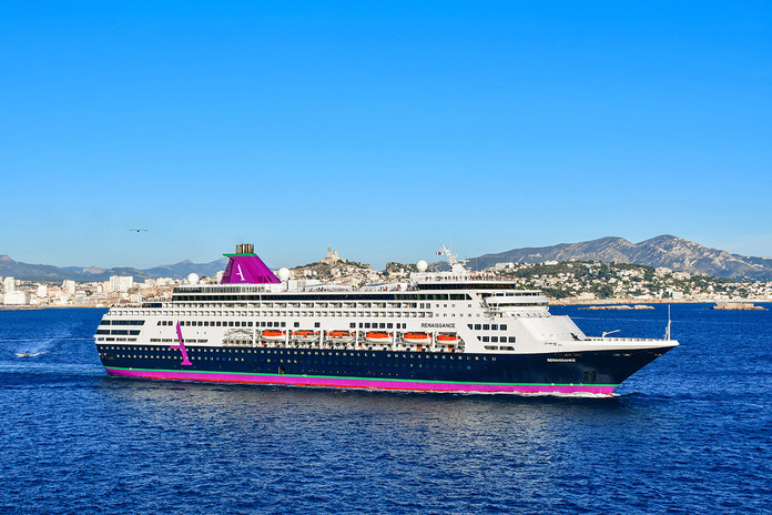 Renaissance sous les couleurs d’Ambassador Croisières. © Andy Humbert