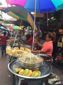 Restaurant de rue dans le quartier Chinois où l'on mange de tout à toute heure - DR : J.-P.C.