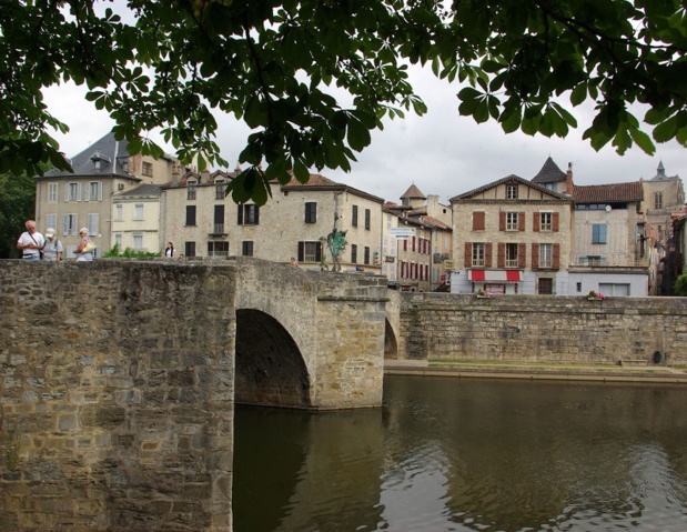 De méandres en cingles, de belvédères en rives cultivées, la vallée de l'Aveyron livre les côtés face et pile d’un riche territoire campagnard, où gastronomie et châteaux sont rois - DR : J.F.R.