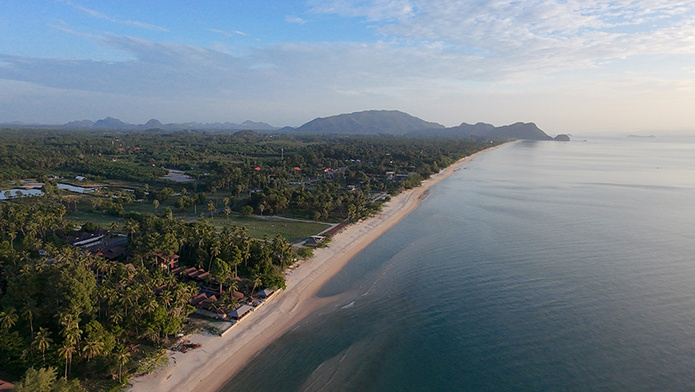 Khanom Beach – Une côte encore préservée, loin des sentiers battus. © Easia Travel Khanom Beach – Une côte encore préservée, loin des sentiers battus. © Easia Travel