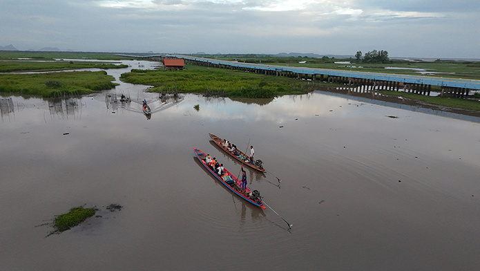 Les deux embarcations des équipes d’inspection d’Easia Travel sur le lac Thale Noi. © Easia Travel Les deux embarcations des équipes d’inspection d’Easia Travel sur le lac Thale Noi. © Easia Travel