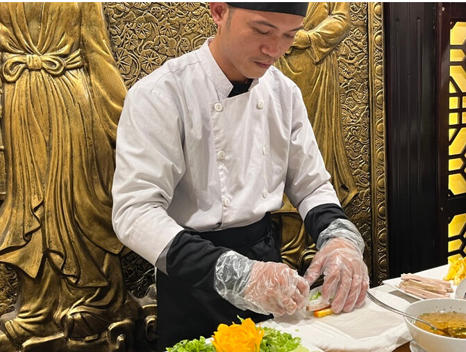 Cours de cuisine sur un jongue, au Vietnam, pendant un circuit de la gamme "Saveurs de Nouvelles Frontières. © PB
