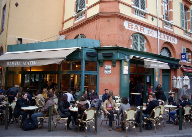 La vie sociale toulousaine suit le tempo, avec l’effervescence commerçante de la rue Alsace Lorraine, la terrasse m’as-tu vu du Bar du Matin, aux Carmes (photo), la pause matinale aux Café des Artistes, place de la Daurade... - DR : J.-F.R.