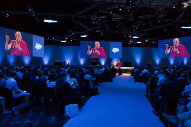 Matthieu Ricard a été applaudi, comme une guest star, par tout le public de la porte de Versailles (c) Salesforce