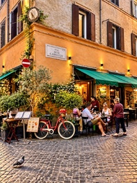 Une terrasse de café via delle Carrozze, dans le centre historique de Rome - Photo : Sébastien Cros Une terrasse de café via delle Carrozze, dans le centre historique de Rome - Photo : Sébastien Cros