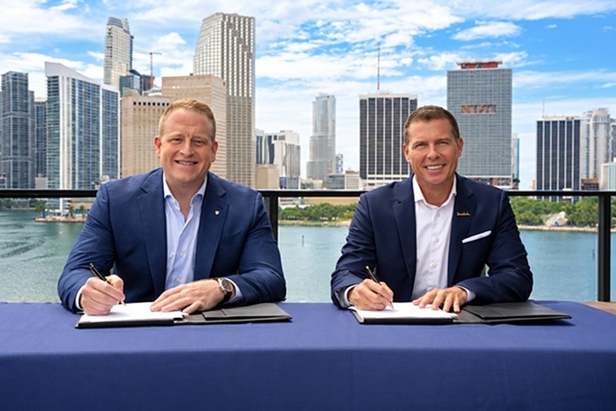 Jason Liberty, PDG de Royal Caribbean Group (à gauche), et Adam Stewart, président exécutif de Sandals et Beaches Resorts, lors de la signature de leur accord à Miami @RCCL